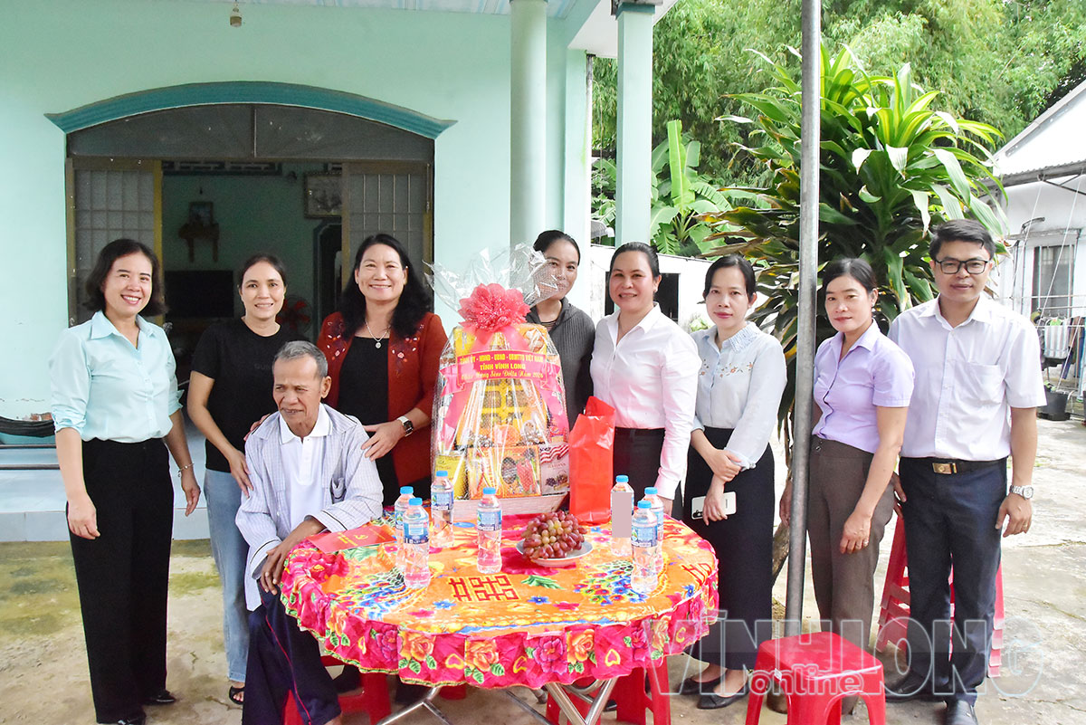Đoàn công tác tặng quà cho gia đình thương binh Thạch Sanh, ấp Giồng Thành, xã Nhị Trường.