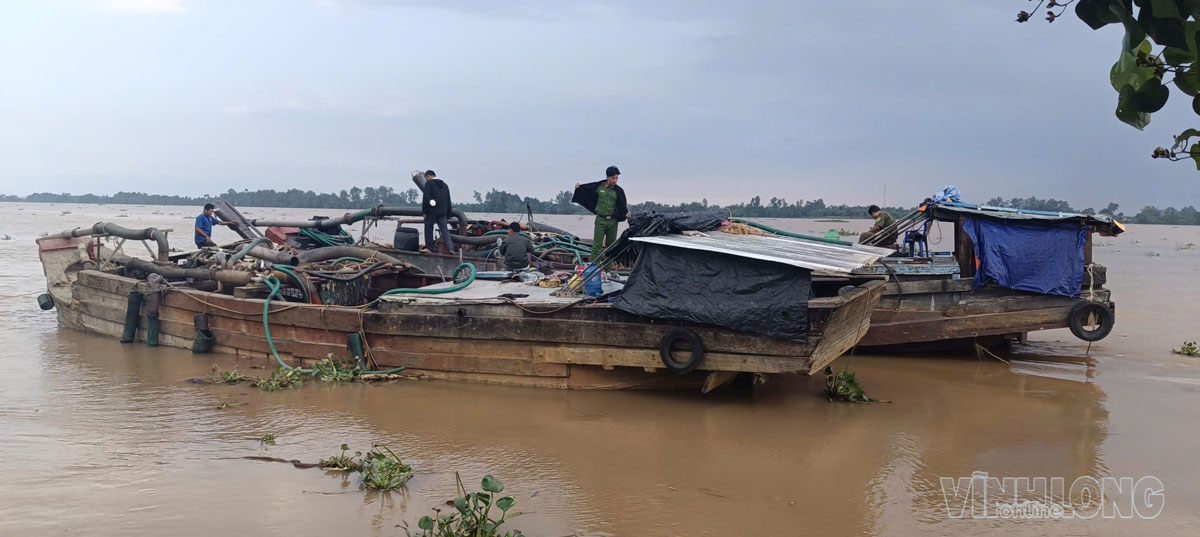 Phương tiện hút cát bị bắt quả tang trên sông Hậu.