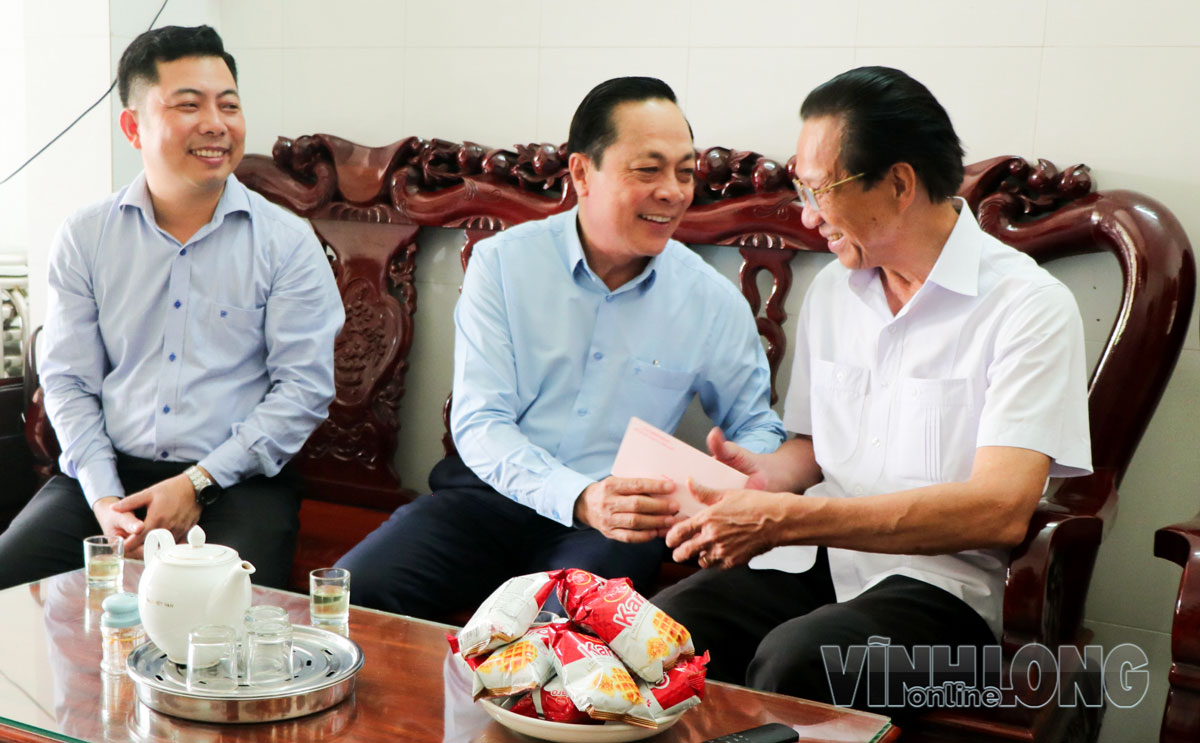 Phó Bí thư Tỉnh ủy - Lâm Minh Đằng thăm, tặng quà lễ Sêne Đôlta ông Thạch Dư.