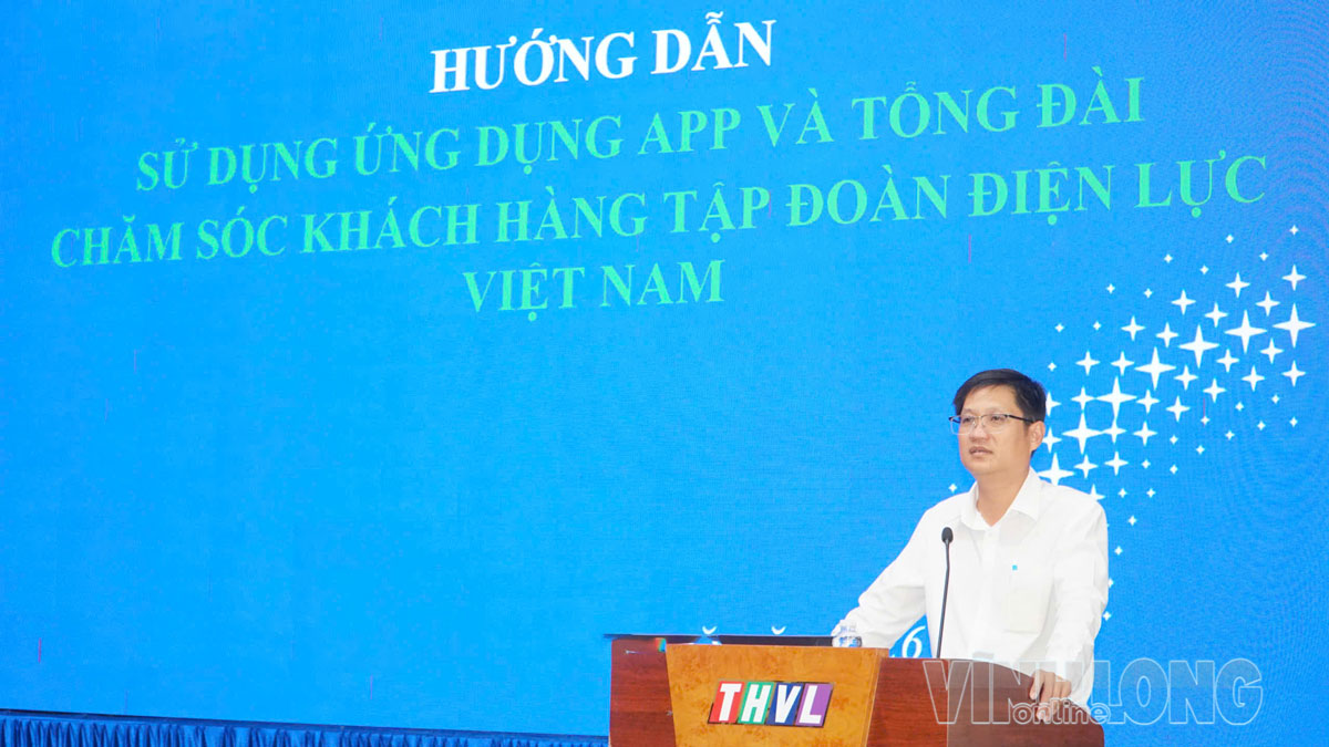Báo cáo viên Nguyễn Hữu Tuyến- Trưởng phòng Kinh doanh Công ty Điện lực Vĩnh Long trình bày tại hội nghị chiều 1/10.

