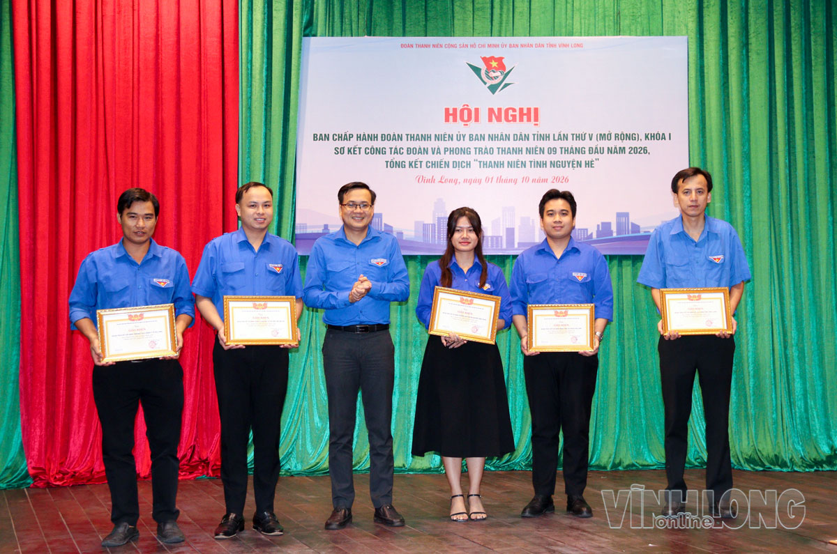Anh Nguyễn Thanh Nhã - Phó Bí thư Thường trực Tỉnh Đoàn, Chủ tịch Hội Liên hiệp thanh niên Việt Nam tỉnh trao giấy khen cho các tập thể đạt thành tích xuất sắc trong Chiến dịch “Thanh niên tình nguyện hè” năm 2026.