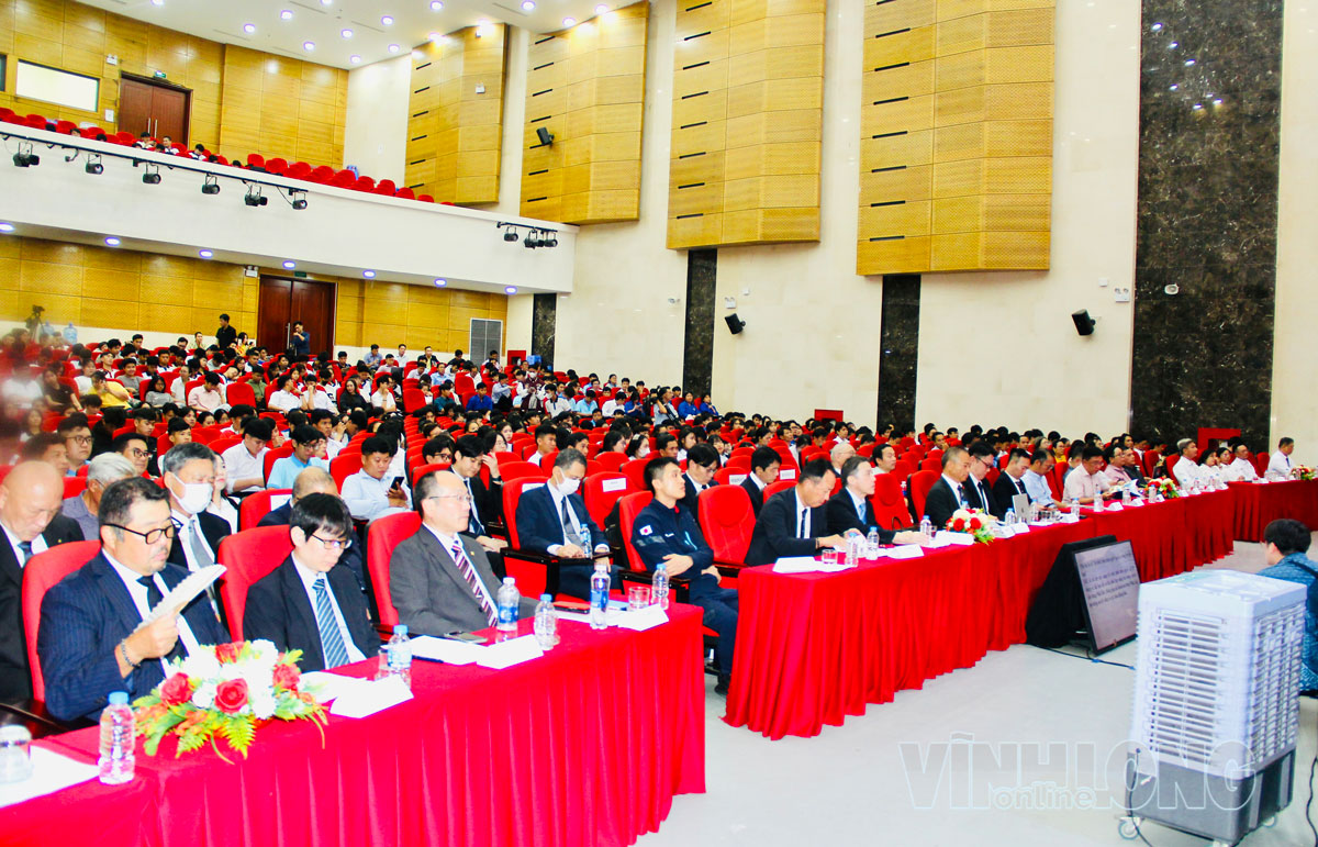 Đại biểu tham dự chương trình.