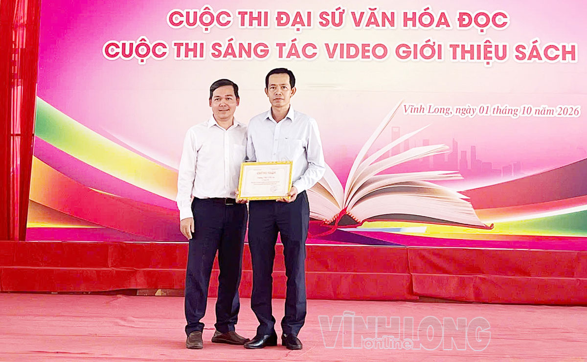 Ông Lâm Văn Tuyên- Giám đốc Thư viện Nguyễn Đình Chiểu Vĩnh Long trao giải Nhất tập thể cho lãnh đạo Trường THCS Mỹ An, xã Thạnh Phú.
