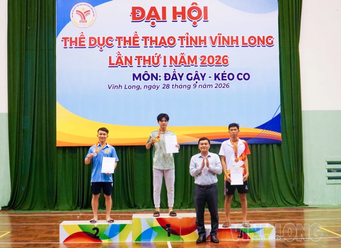 36 vận động viên nam đoạt giải môn đẩy gậy