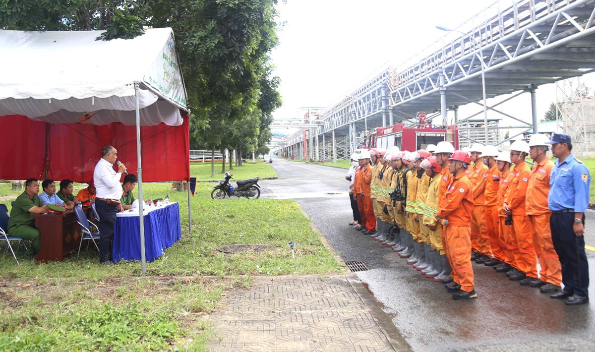 Lực lượng tham gia diễn tập triển khai đội hình xử lý tình huống cháy giả định tại khu vực bồn dầu HFO 5.000m³.