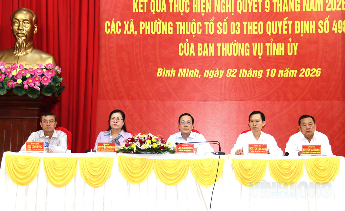 Các đồng chí chủ trì hội nghị.