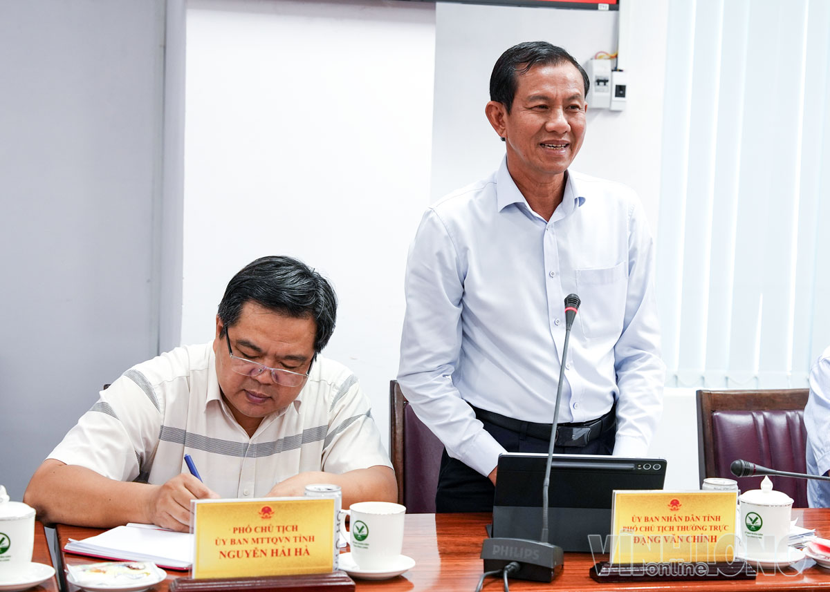  Ủy viên Ban Thường vụ Tỉnh ủy, Phó Chủ tịch Thường trực UBND tỉnh Đặng Văn Chính phát biểu tại hội nghị.