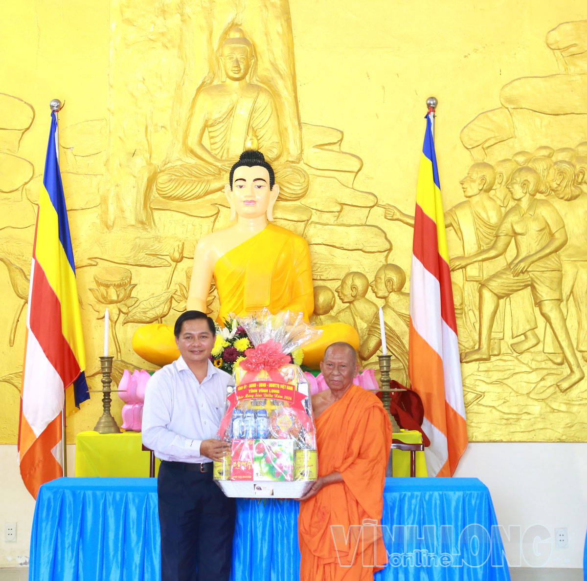 Đồng chí Trần Văn Lâu – Ủy viên Trung ương Đảng, Bí thư Tỉnh ủy, Trưởng đoàn Đại biểu Quốc hội khóa XVI tỉnh tặng quà cho Hòa thượng Thạch Sok Xane – Trưởng ban Trị sự Giáo hội Phật giáo tỉnh, Chủ tịch Hội Đoàn kết sư sãi yêu nước tỉnh.