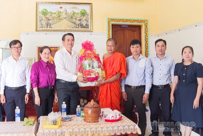 Phó Chủ tịch UBND tỉnh Nguyễn Quỳnh Thiện thăm, tặng quà các chùa và gia đình chính sách dịp lễ Sêne Đôlta