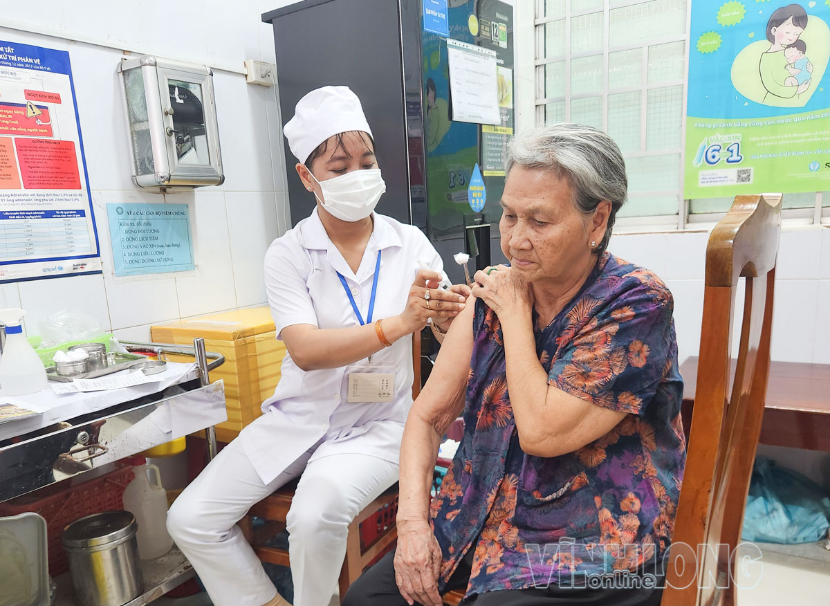 Người dân tiêm vaccine phòng bệnh dại tại CDC tỉnh.