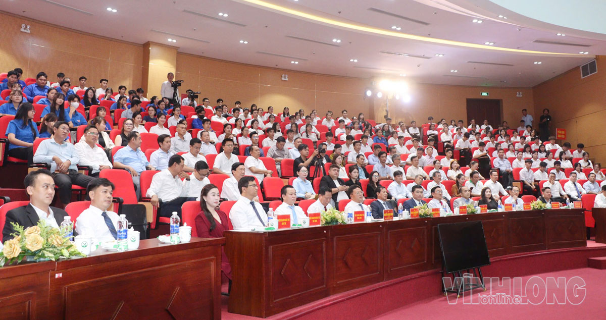 Các đại biểu tham dự diễn đàn.