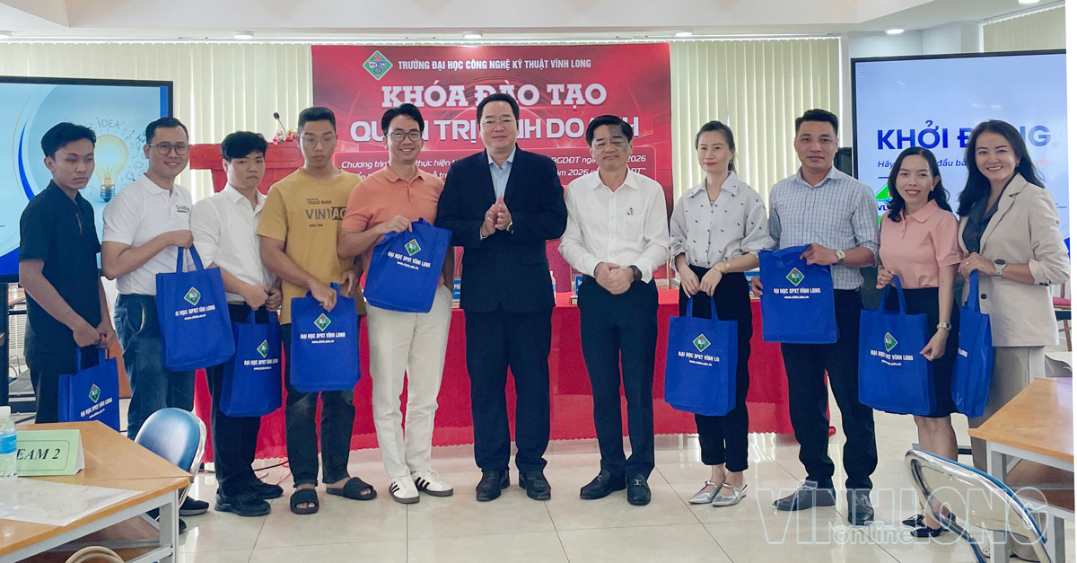 Ban tổ chức tặng quà lưu niệm cho các học viên tham gia khóa học.