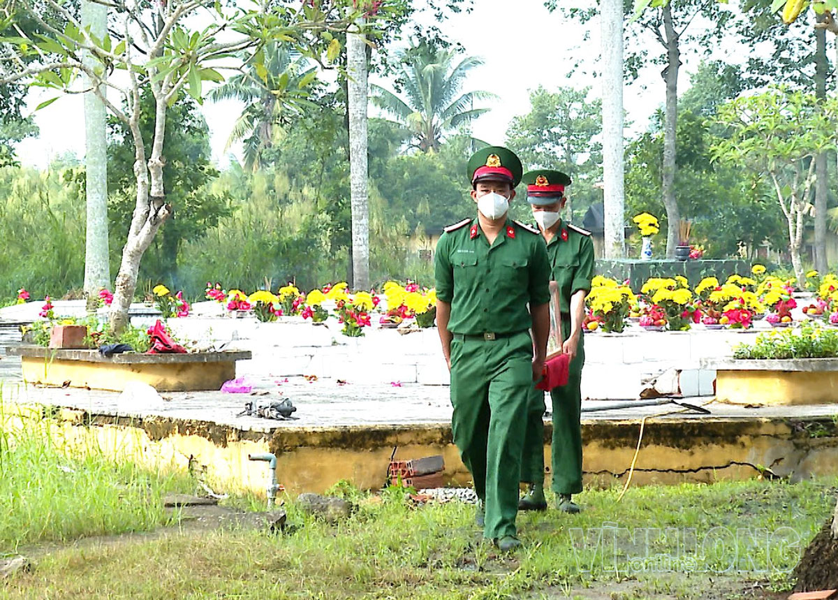 Lấy mẫu hài cốt liệt sĩ.