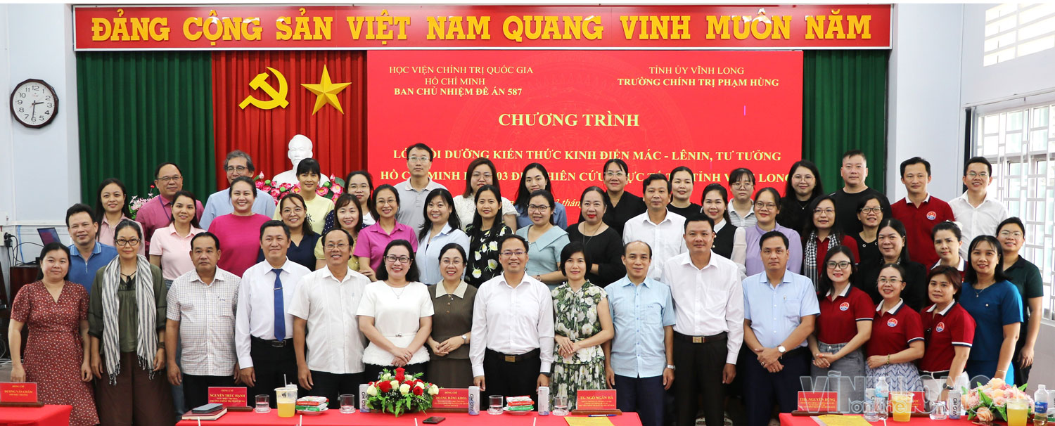 Trường Chính trị Phạm Hùng và đoàn nghiên cứu thực tế Lớp Bồi dưỡng kiến thức Kinh điển Mác- Lênin, tư tưởng Hồ Chí Minh KĐ26.03 chụp ảnh lưu niệm.
