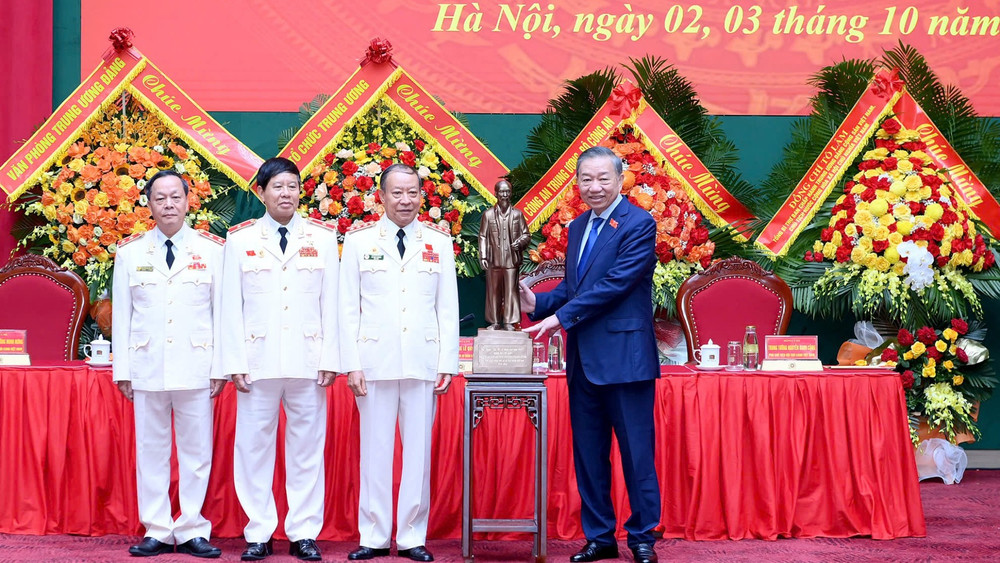 Tổng Bí thư, Chủ tịch nước Tô Lâm trao bức chân dung Chủ tịch Hồ Chí Minh tặng Hội Cựu Công an nhân dân Việt Nam. (Ảnh: ĐĂNG KHOA)
