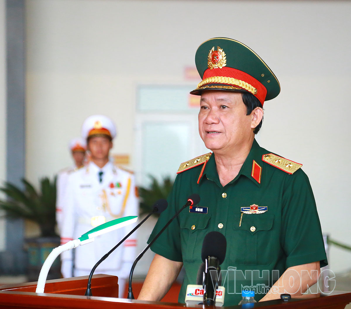 rung tướng Hồ Văn Thái- Chính ủy Quân khu 9 phát biểu tri ân các Anh hùng liệt sĩ.