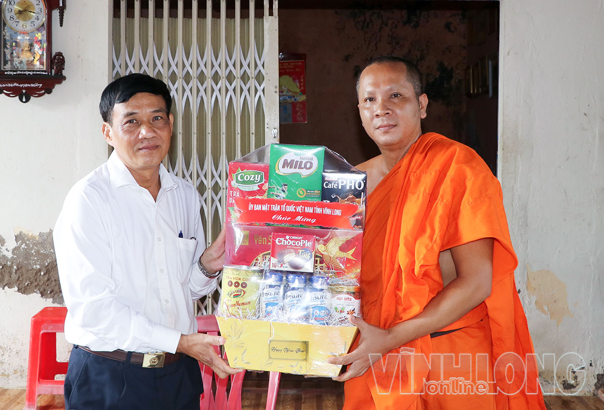 Đồng chí Kiên Banh- Phó Chủ tịch Ủy ban MTTQ Việt Nam tỉnh tặng quà chúc mừng Đại đức Sơn Bal- Ủy viên Ban Chấp hành Hội Đoàn kết sư sãi yêu nước tỉnh, Trụ trì chùa Mỹ Bồn (phường Bình Minh).
