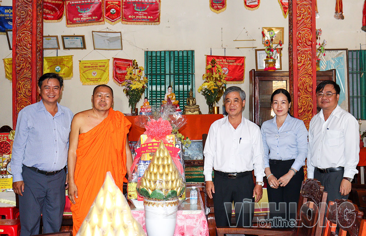  Đồng chí Châu Văn Hòa - Tỉnh ủy viên, Phó Chủ tịch UBND tỉnh Vĩnh Long tặng quà chùa Phù Ly 1.