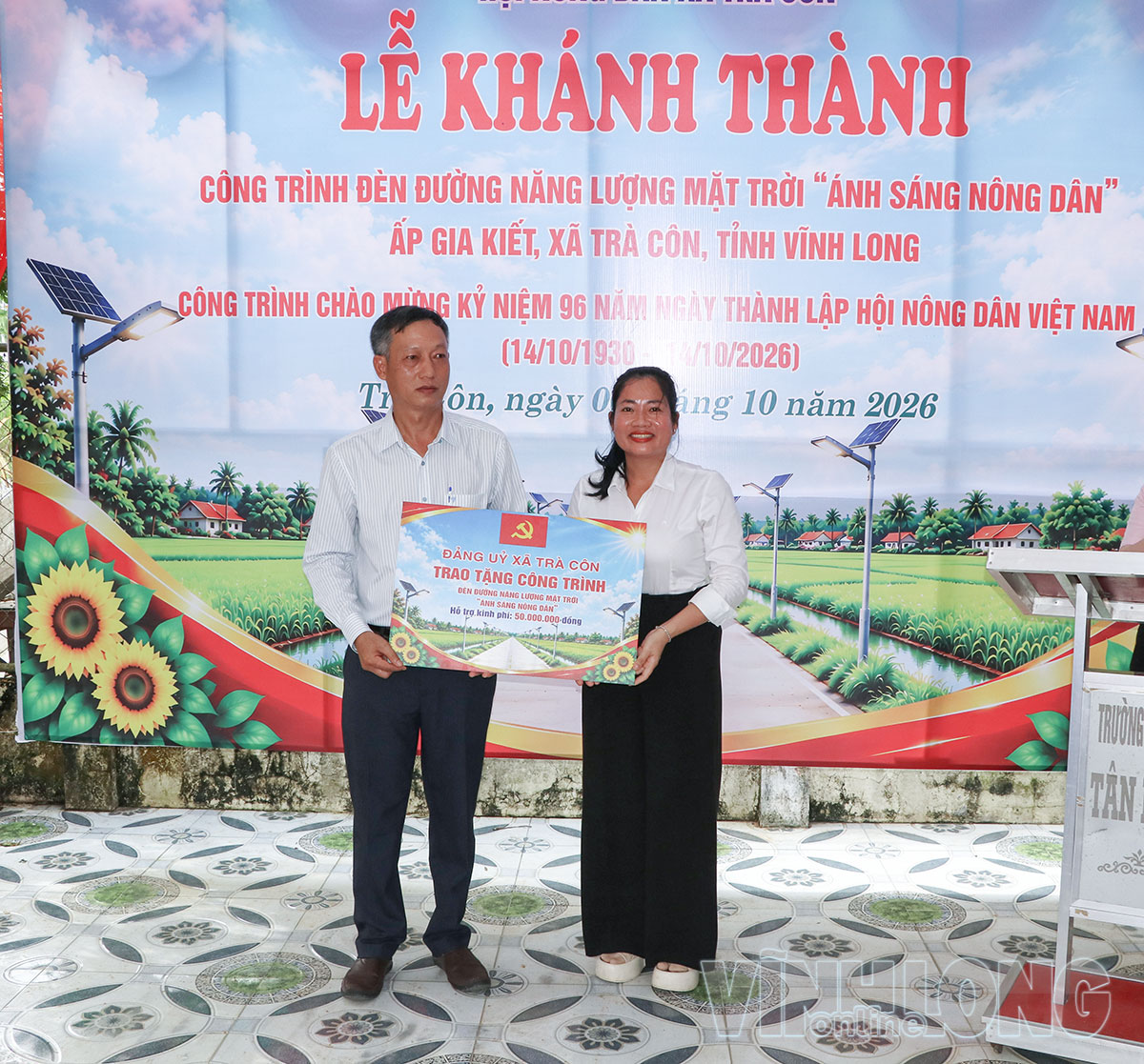 Đồng chí Nguyễn Thị Tuyền- Bí thư Đảng ủy, Chủ tịch HĐND xã Trà Côn trao biểu trưng hỗ trợ kinh phí thực hiện công trình.