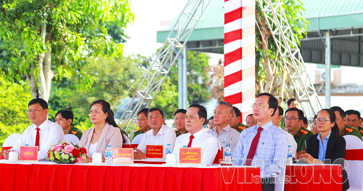 Đồng chí Trần Trí Quang – Phó Bí thư Tỉnh ủy, Chủ tịch UBND tỉnh; đồng chí Lâm Minh Đằng – Phó Bí thư Tỉnh ủy và lãnh đạo sở, ngành dự lễ công bố quyết định thành lập và ra quân huấn luyện Trung đoàn Cảnh sát cơ động dự bị chiến đấu.