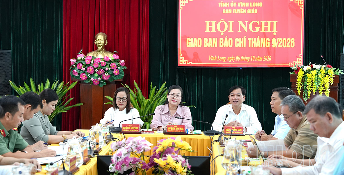 Các đồng chí chủ trì hội nghị giao ban báo chí tháng 9.