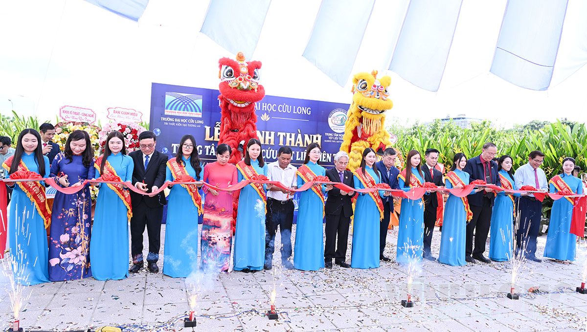 Đại biểu cắt băng khánh thành Trung tâm Nghiên cứu vật liệu tiên tiến. Ảnh: VĂN DÔ

