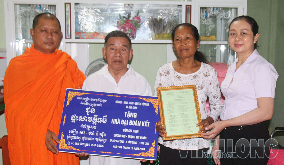 Chính quyền địa phương và Đại đức Thạch Nhứt, Trụ trì chùa Svay Siêm Thmây, trao quyết định bàn giao nhà Đại đoàn kết cho gia đình ông Dương Nụ và bà Thạch Thị Quờn.