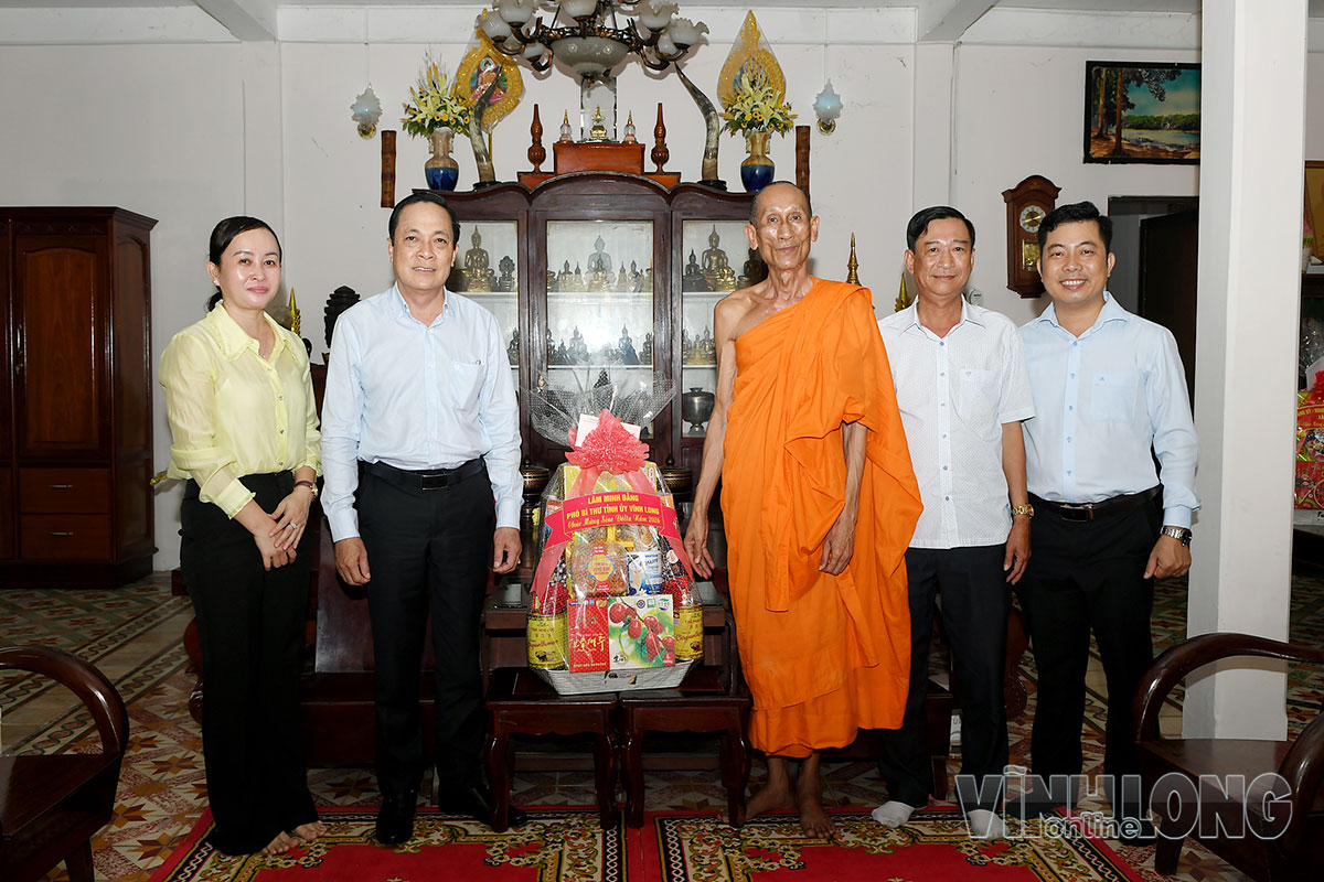 Lãnh đạo tỉnh và phường Trà Vinh thăm, chụp ảnh lưu niệm với Hòa thượng Thạch Oai.