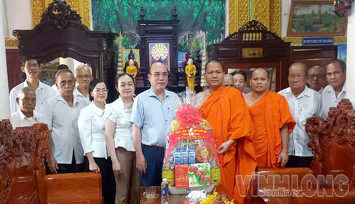 
Lãnh đạo HĐND tỉnh và xã Hàm Giang chụp ảnh lưu niệm với Ban Quản trị chùa Chrôi Tansa.

