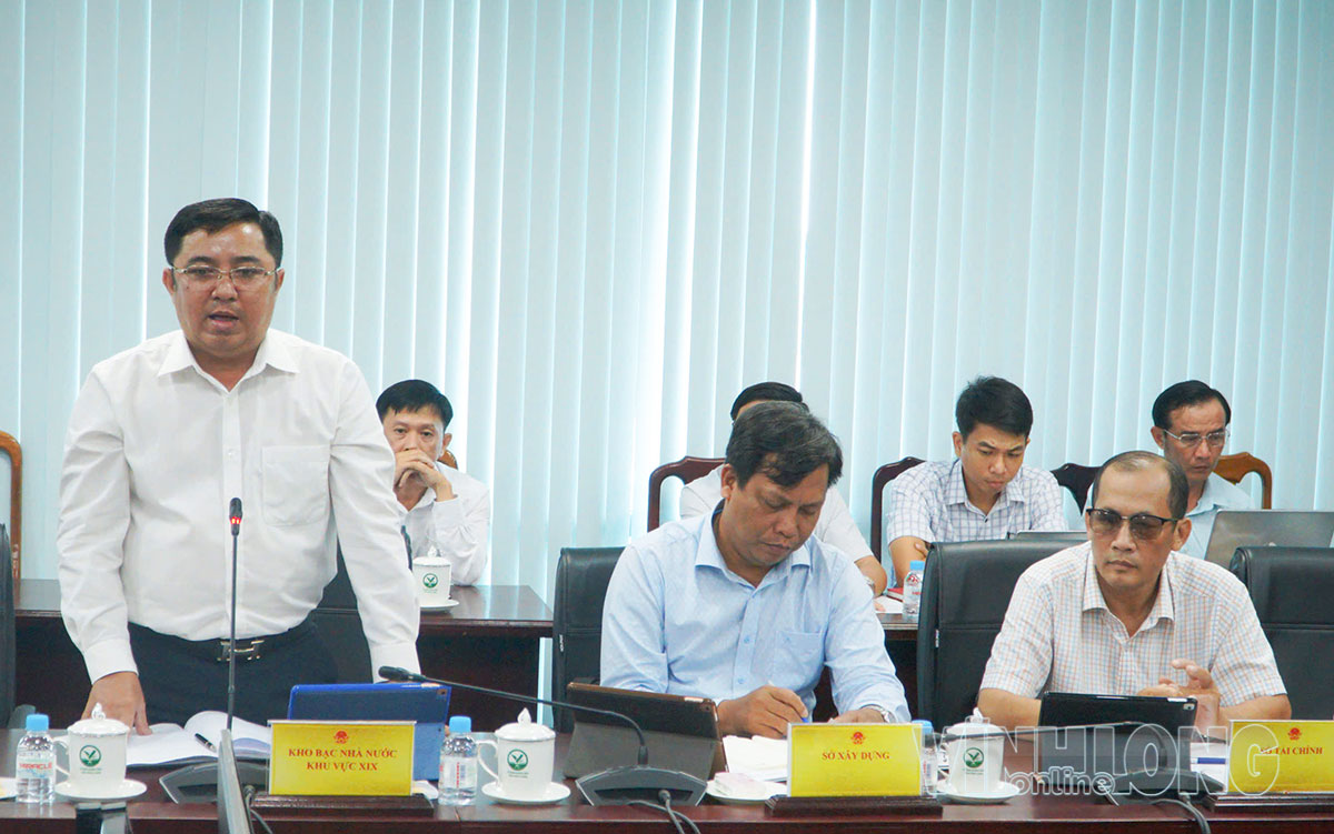 Đại diện Kho bạc Nhà nước khu vực XIX phát biểu tại cuộc họp.


