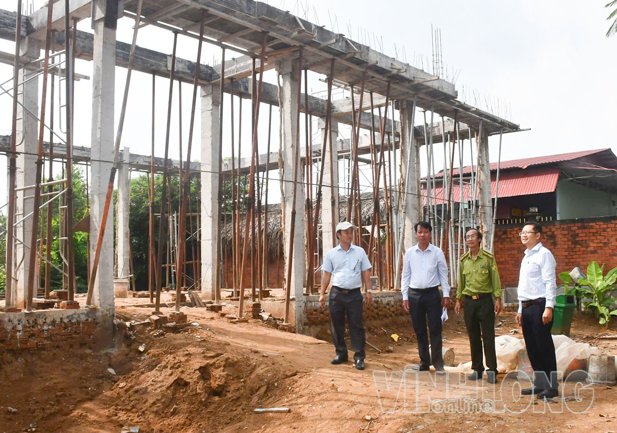 Đoàn kiểm tra khảo sát công trình xây dựng nhà văn hóa ấp Thạnh Thới.