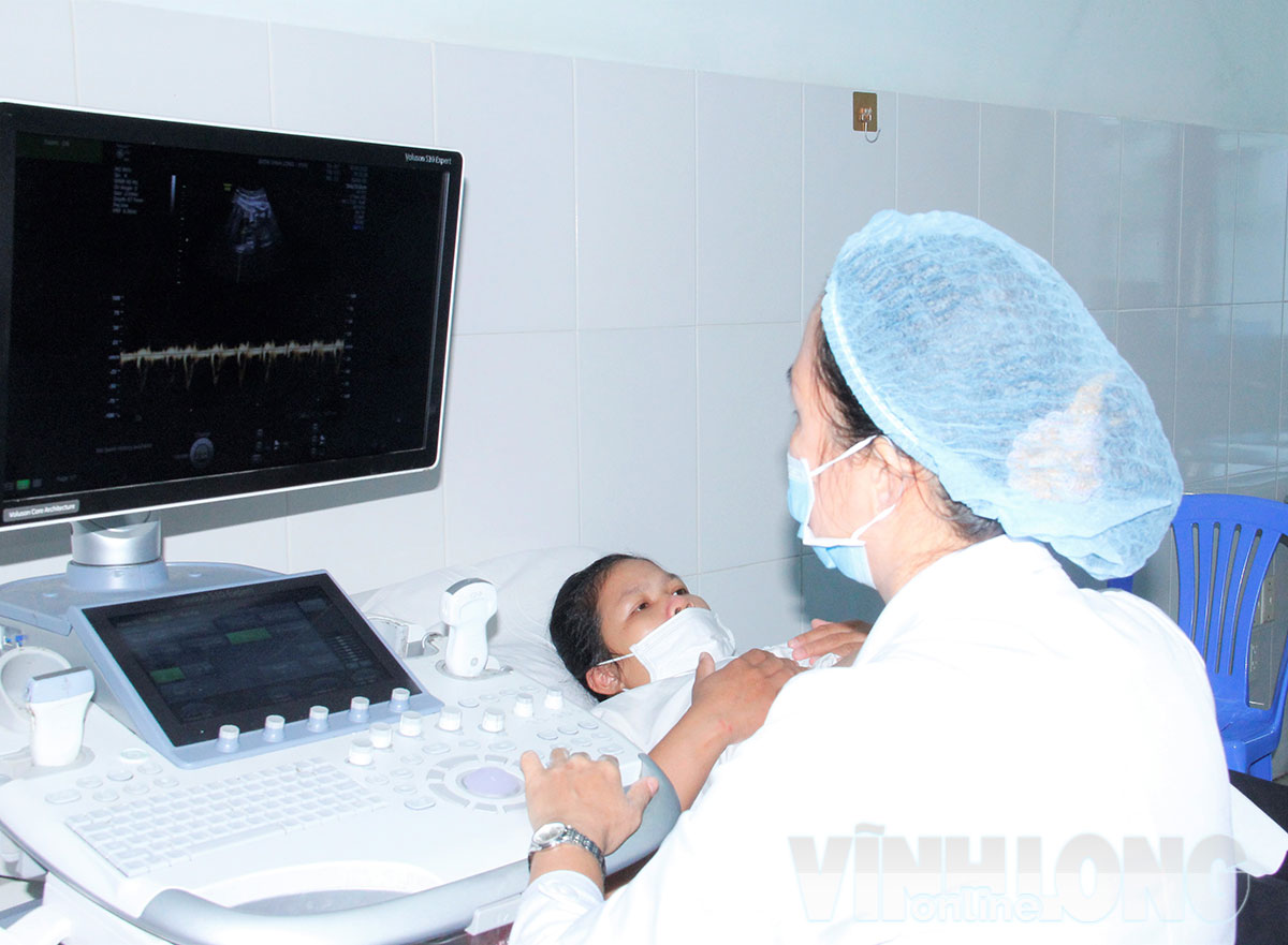 Thai phụ khám thai định kỳ, thực hiện các xét nghiệm, tầm soát theo chỉ định của bác sĩ để phát hiện sớm những nguy cơ trong thai kỳ.