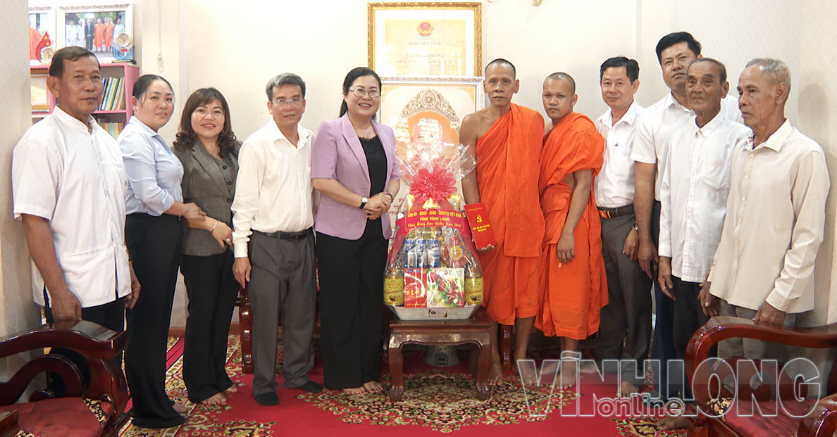Đồng chí Nguyễn Thị Minh Trang (thứ tư từ trái qua) thăm hỏi, tặng quà các Chư tăng và Qan Quản trị chùa Sóc Chà, xã Trà Cú.