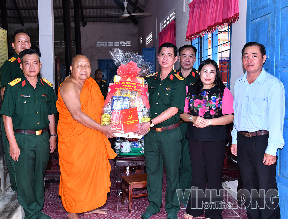 Đại tá Huỳnh Văn Khởi tặng quà chúc mừng Hòa thượng Sơn Triều, Ủy viên Thường trực Hội Đoàn kết Sư sãi yêu nước tỉnh, trụ trì chùa Banle Chây (chùa Bình La).