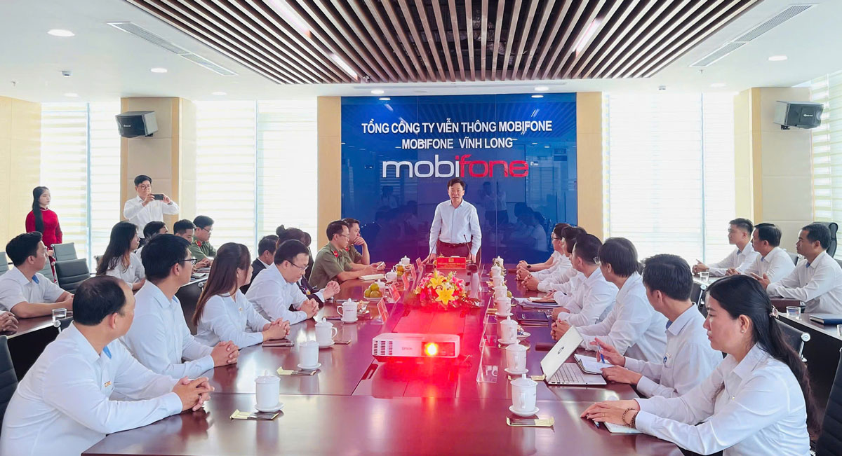 Phát biểu tại buổi làm việc với MobiFone Vĩnh Long, đồng chí Thiếu tướng Trương Sơn Lâm - Chủ tịch Tổng công ty Viễn thông MobiFone - đã ghi nhận, biểu dương tinh thần chủ động, sáng tạo và khả năng thích ứng nhanh với mô hình tổ chức, kinh doanh mới của đơn vị.