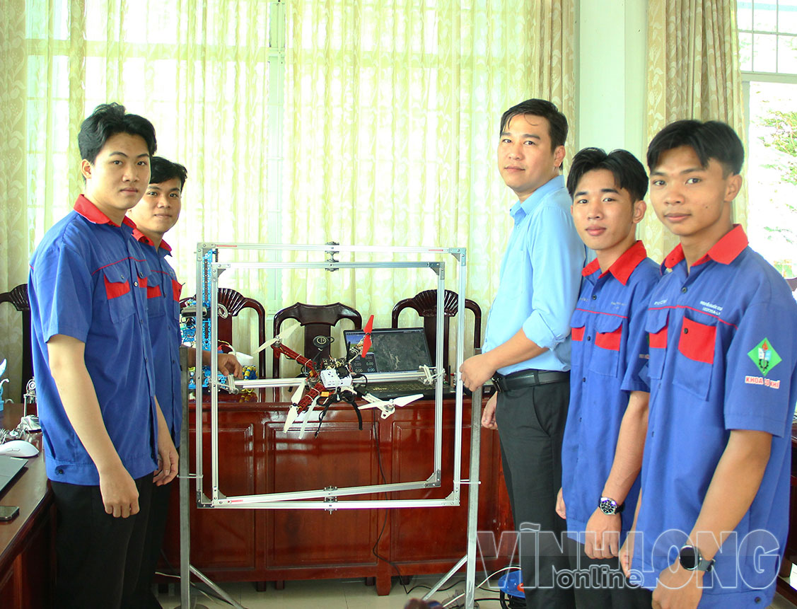 Mô hình, sản phẩm khoa học, công nghệ được trưng bày tại hội thảo “Vai trò trí thức Vĩnh Long trong chuyển đổi số”, tổ chức ngày 2/10.

