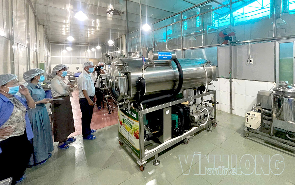 Trung tâm Khuyến công và Xúc tiến thương mại nghiệm thu đề án “Hỗ trợ ứng dụng máy móc thiết bị tiên tiến vào chế biến thạch dừa sấy thăng hoa” tại Công ty TNHH Chế biến Sản phẩm Dừa Cửu Long.



