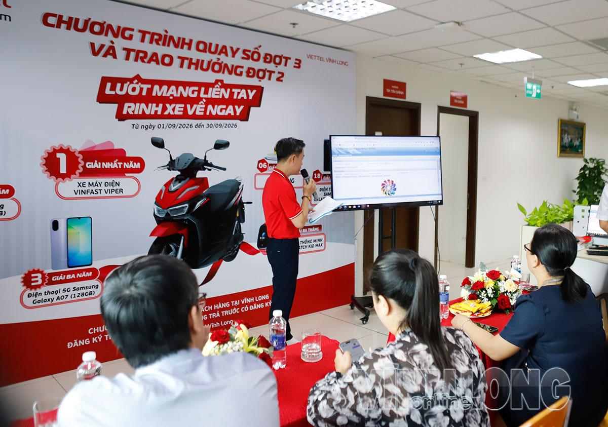 Viettel Vĩnh Long tổ chức chương trình quay số trúng thưởng đợt 3 của chương trình khuyến mại “Lướt mạng liền tay – Rinh xe về ngay”.
