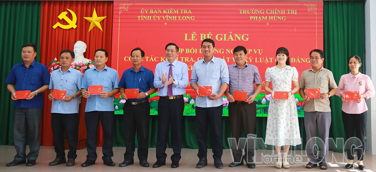 Đồng chí Nguyễn Thành Vững – Ủy viên Thường vụ Tỉnh ủy, Chủ nhiệm Ủy ban Kiểm tra Tỉnh ủy trao giấy chứng nhận cho các học viên hoàn thành lớp bồi dưỡng.