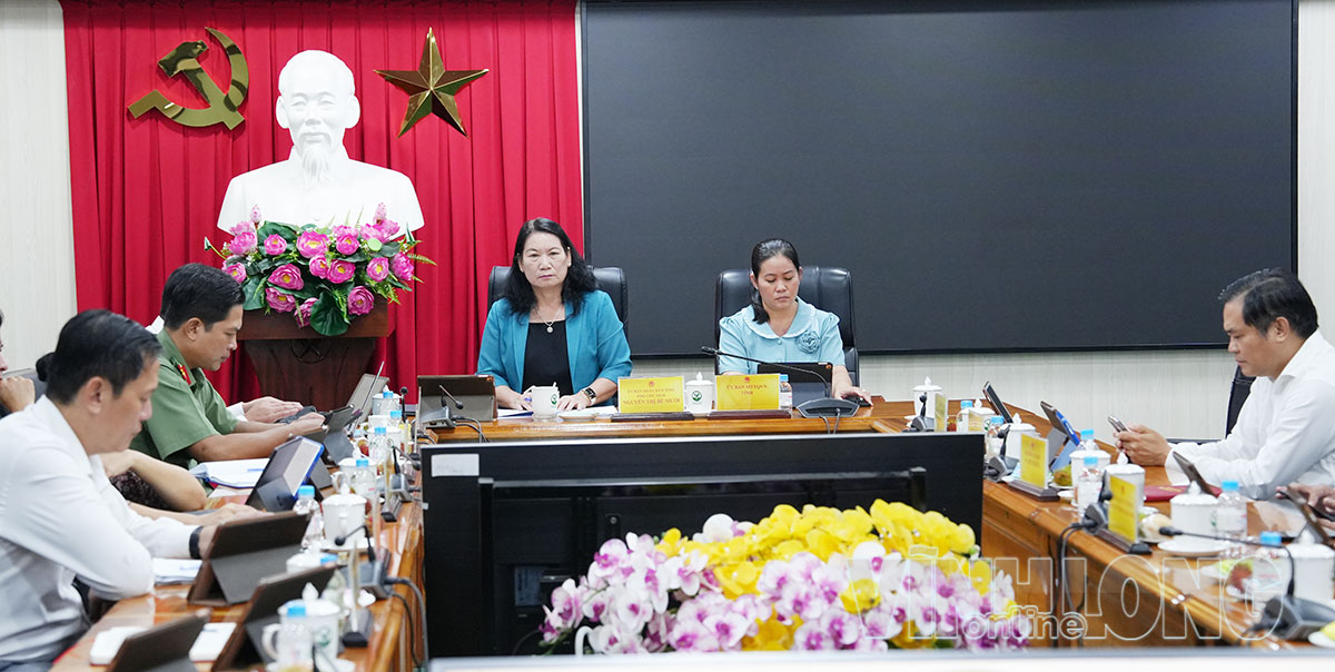 Bà Nguyễn Thị Bé Mười- Tỉnh ủy viên, Phó Chủ tịch UBND tỉnh và bà Nguyễn Thị Tuấn Thanh- Phó Chủ tịch Ủy ban MTTQ Việt Nam tỉnh, chủ trì điểm cầu tại tỉnh Vĩnh Long.