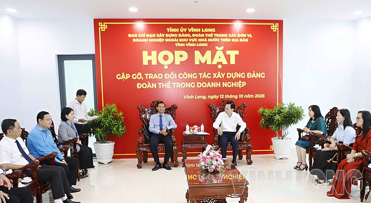 Đại biểu tham dự buổi họp mặt.