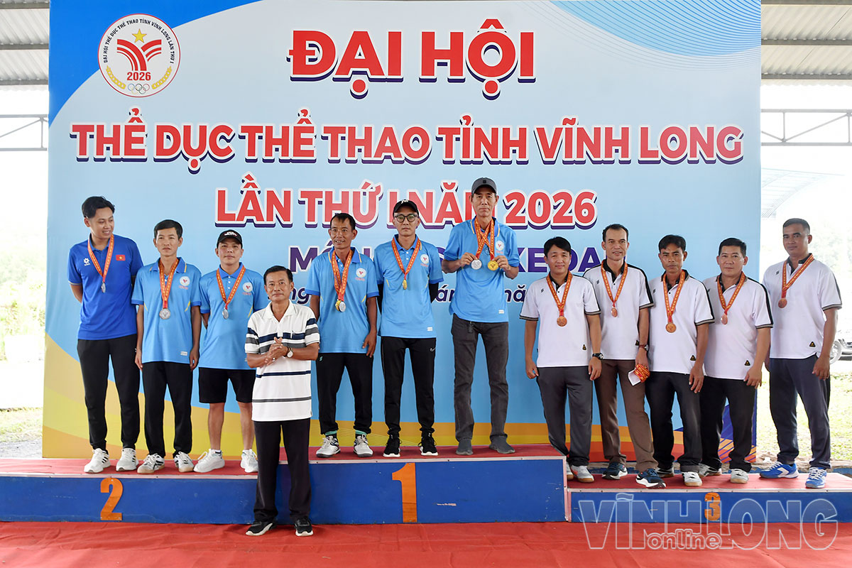 
Các VĐV môn bi sắt Cụm 20 xã Long Hồ nhận HCV và HCB nội dung bộ 3.