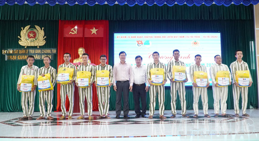 Phạm nhân cải tạo tốt nhận quà từ Ban Tổ chức Chương trình Thắp sáng ước mơ hoàn lương.
