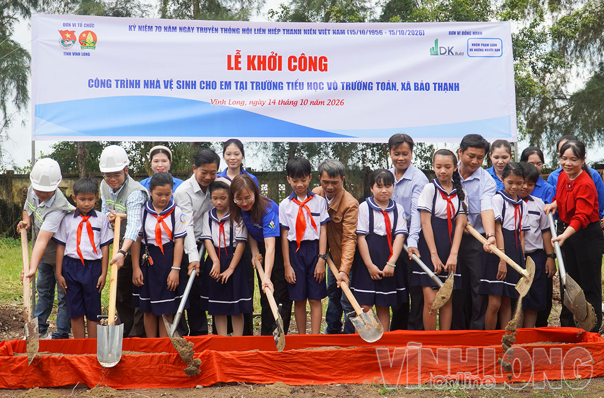 Đại biểu thực hiện nghi thức khởi công công trình nhà vệ sinh cho em tại Trường Tiểu học Võ Trường Toản, xã Bảo Thạnh.


