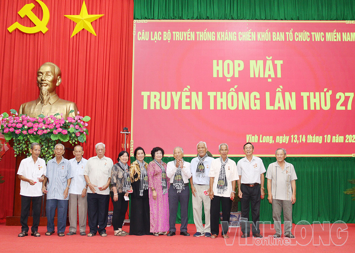 Trao tặng Kỷ niệm chương Câu lạc bộ Truyền thống kháng chiến TP Hồ Chí Minh cho các cán bộ, hội viên vì đã có nhiều thành tích đóng góp cho hoạt động truyền thống kháng chiến chống thực dân Pháp, đế quốc Mỹ.