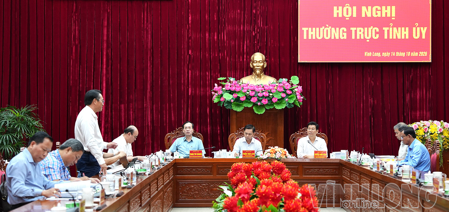 Các đồng chí Trần Văn Lâu - Ủy viên Trung ương Đảng, Bí thư Tỉnh ủy; Nguyễn Mạnh Hùng - Ủy viên Trung ương Đảng, Phó Bí thư Thường trực Tỉnh ủy; Trần Trí Quang - Phó Bí thư Tỉnh ủy, Chủ tịch UBND tỉnh chủ trì hội nghị.