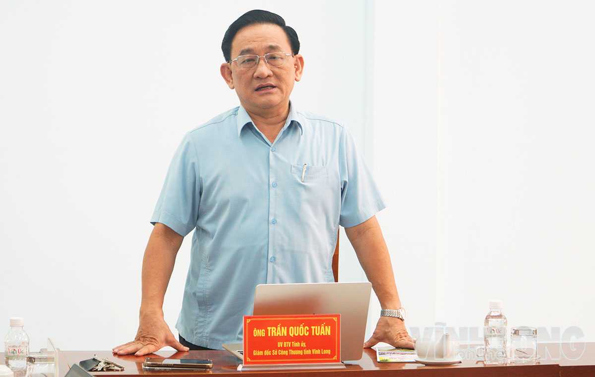 Giám đốc Sở Công Thương, Trưởng Ban Tổ chức Hội chợ Trần Quốc Tuấn phát biểu chỉ đạo tại cuộc họp.