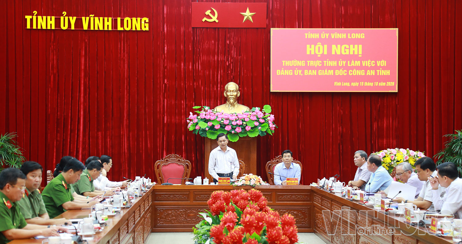 Đồng chí Trần Văn Lâu- Ủy viên Trung ương Đảng, Bí thư Tỉnh ủy, Trưởng đoàn Đại biểu Quốc hội tỉnh Vĩnh Long phát biểu chỉ đạo hội nghị.