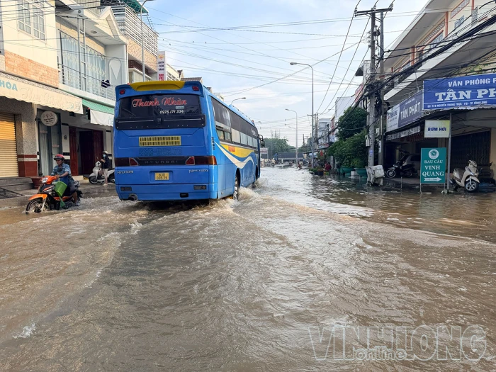 Triều cường đang xuống, người dân vẫn cần đề phòng ngập