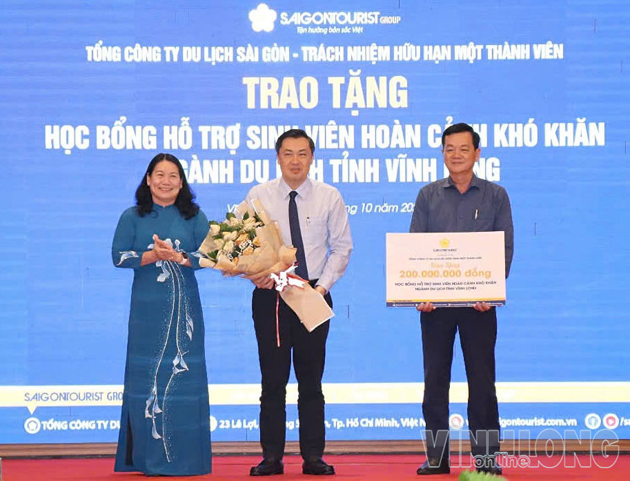 Saigontourist Group trao tặng 200 triệu đồng học bổng nhằm hỗ trợ sinh viên ngành du lịch có hoàn cảnh khó khăn.
